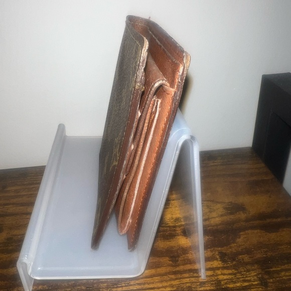 Louis Vuitton Men’s Monogram Bi-Fold Wallet - Picture 3 of 16